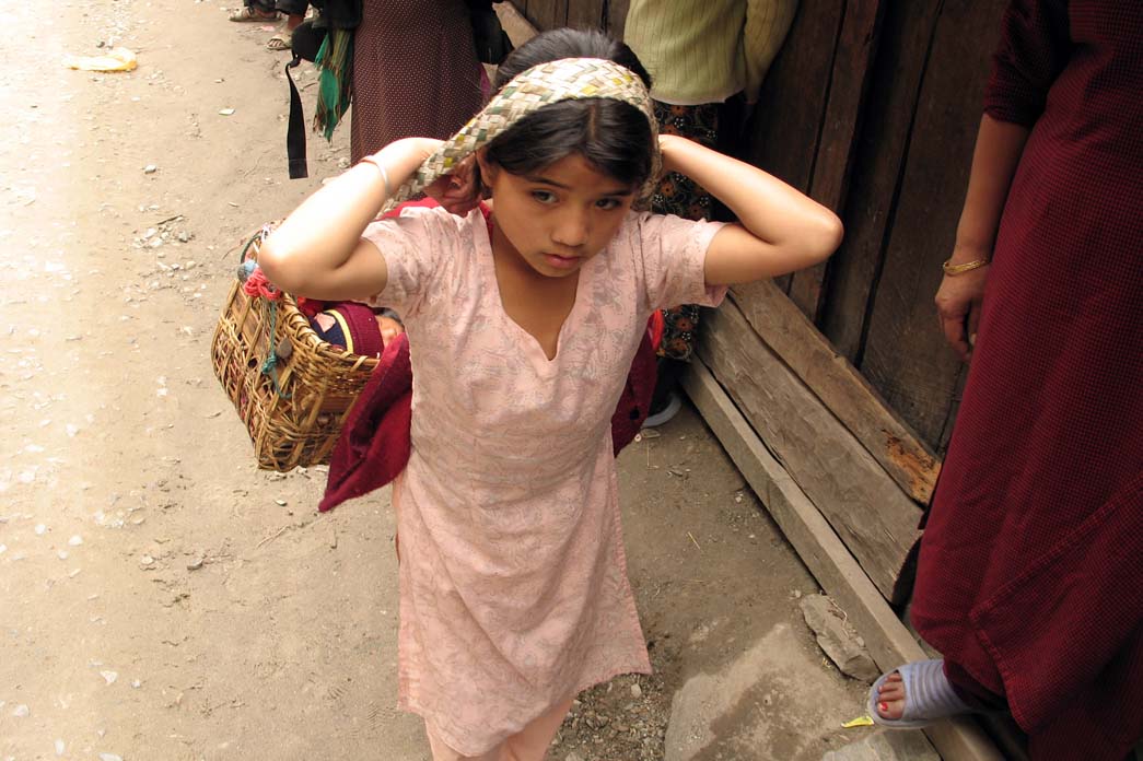 08_little_girl_carries_sibling_at_border