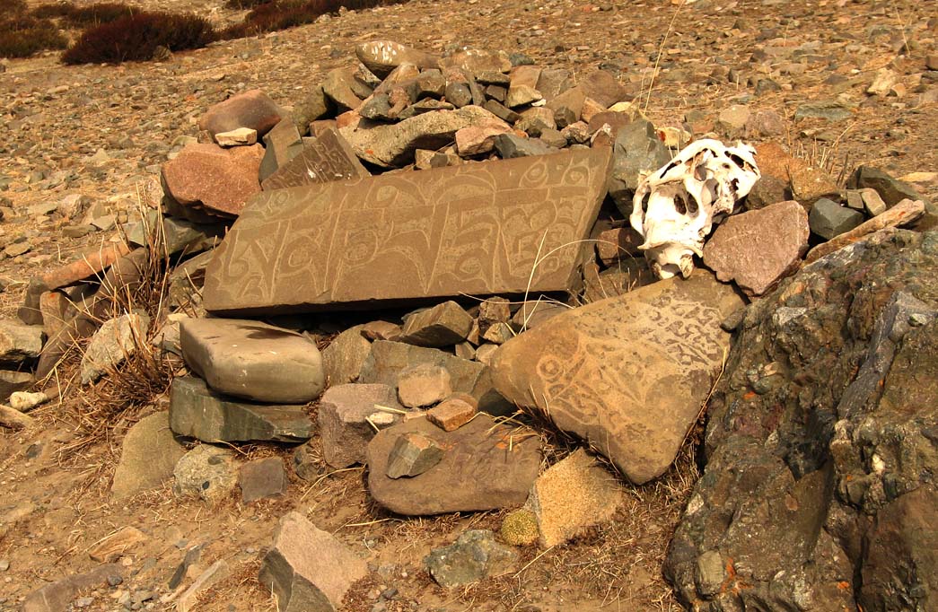 51_mani-stones_along_trail-forth_day