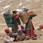 45_porters_prepare_for_trail_bottom_of_pass